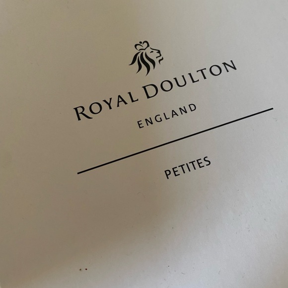 Royal Doulton Pretty Lady Mini figurine - Picture 3 of 4